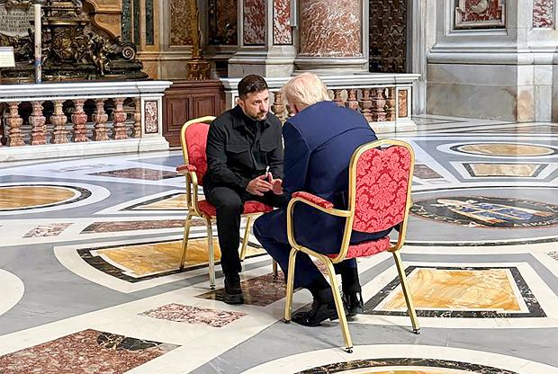 15-minutowa rozmowa Trumpa z Zełeńskim w Watykanie.